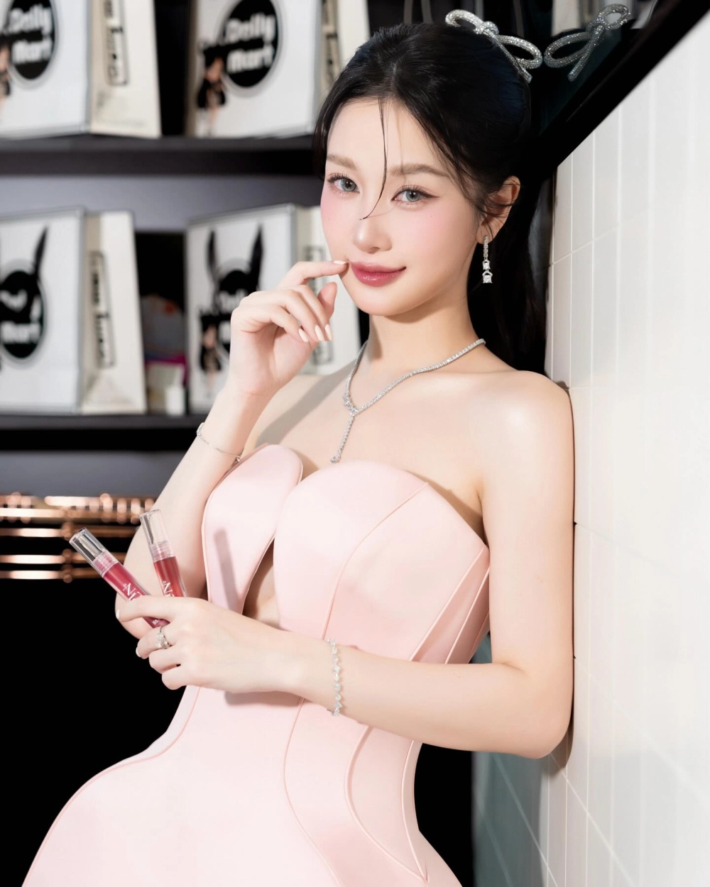 diễn viên jun vũ không chỉ xinh đẹp mà còn tài năng xuất sắc