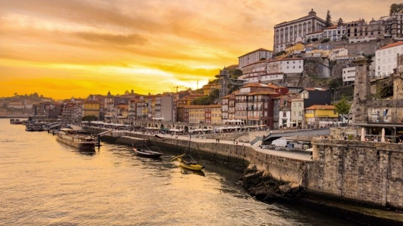 Du lịch Porto nổi bật với Ribeira, nhà thờ Clérigos