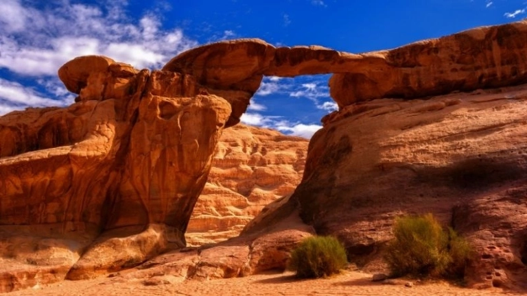 Khám phá Wadi Rum với cảnh quan sa mạc và núi đá hùng vĩ