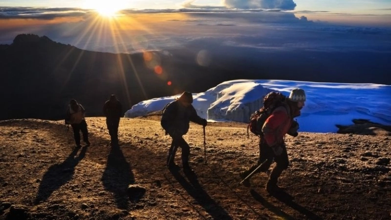 Núi Kilimanjaro nóc nhà Châu Phi với cảnh quan tuyệt đẹp