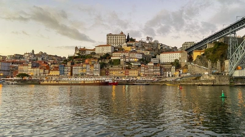 Sông Douro chảy qua Porto