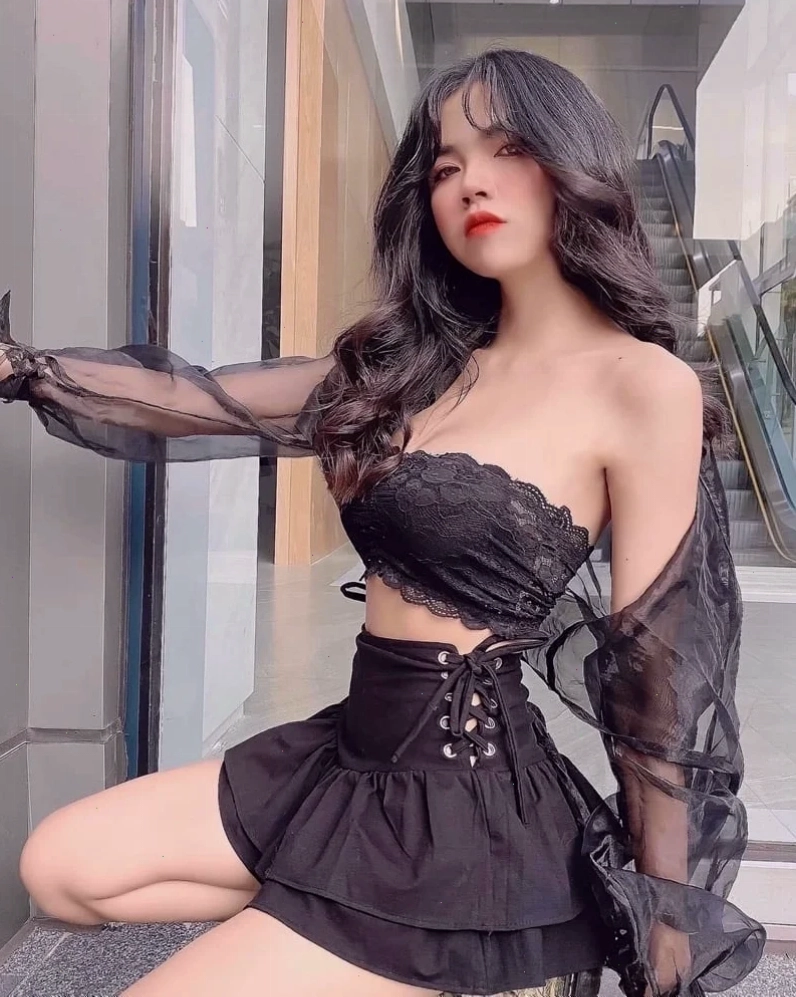 Sự tinh tế của ảnh hot girl mặc áo trễ vai gợi cảm với phụ kiện