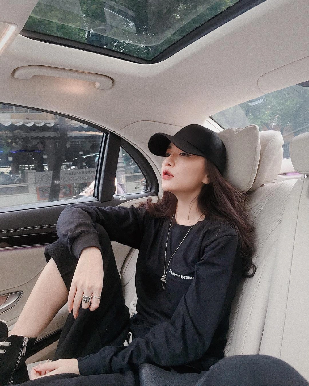 Tận hưởng giai điệu quyến rũ trong Bích Phương Bùa yêu