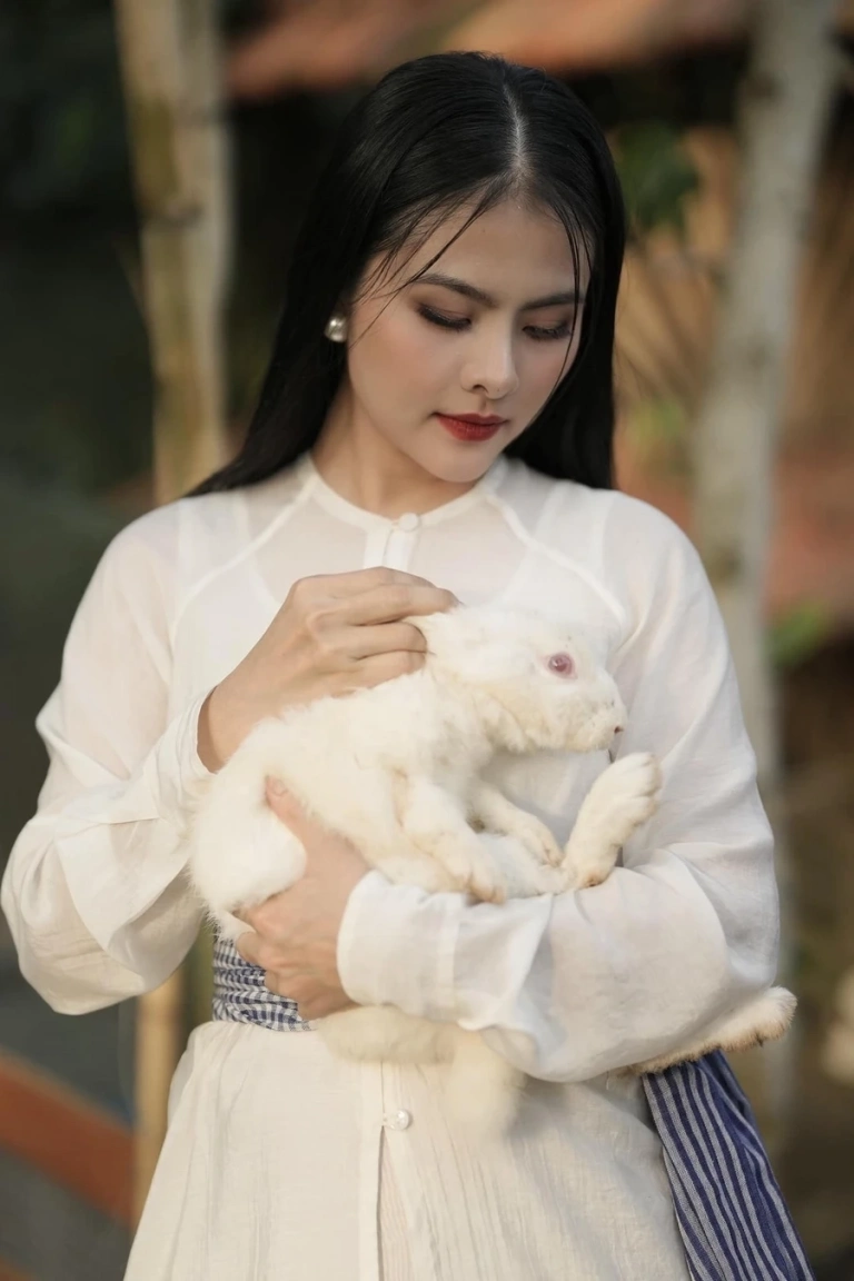 Từng bức ảnh của Vân Trang đều mang cá tính thời trang riêng
