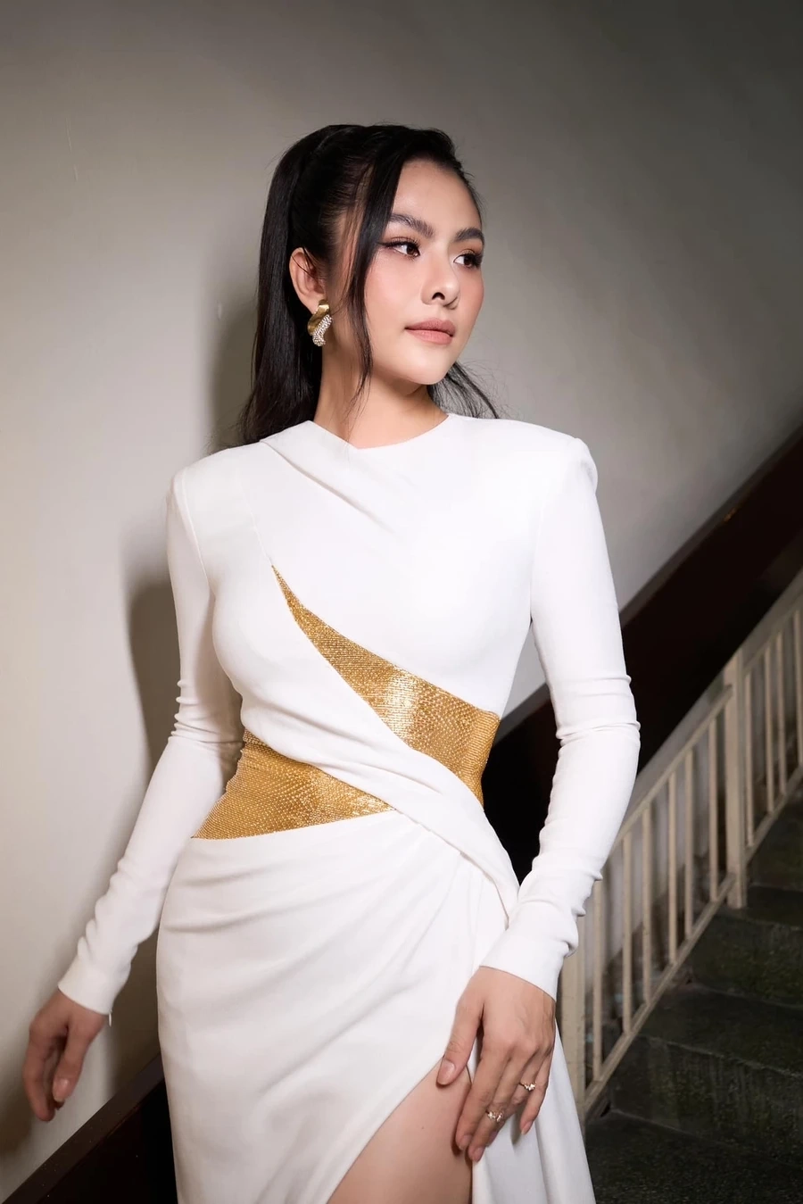 Vân Trang mặc áo dài tôn lên vẻ đẹp truyền thống và duyên dáng